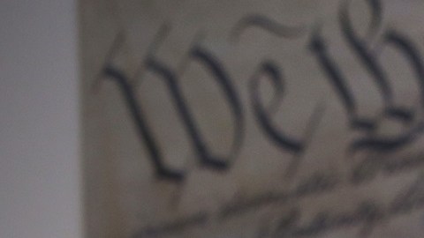 USCIS informa a inmigrantes sobre la importancia de portar siempre su Green Card.