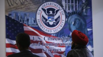 USCIS informa a inmigrantes sobre la importancia de portar siempre su Green Card.