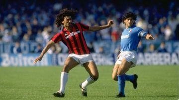 Ruud Gullit (i), del AC Milan, disputando un balón con Maradona (d) en un partido disputado en 1988.