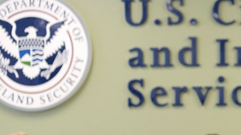 USCIS publica guía sobre solicitudes y renovación de documentos EAD en circunstancias apremiantes