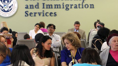 USCIS publica guía sobre solicitudes y renovación de documentos EAD en circunstancias apremiantes