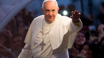 Papa Francisco reaparece ante sus fieles tras la operación de una hernia abdominal