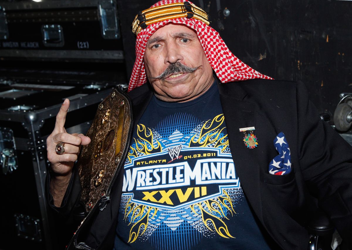 The Iron Sheik posa durante un evento de la WWE en el 2013.