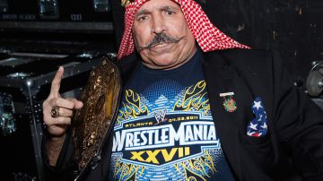 The Iron Sheik posa durante un evento de la WWE en el 2013.