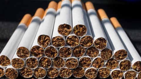 Canadá anuncia histórica campaña contra tabaquismo en cigarros individuales