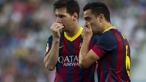 Lionel Messi y Xavi Hernández con la playera del FC Barcelona en 2014.