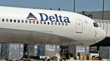 Tobogán de emergencia se abre dentro de avión Delta que se dirigía a Los Ángeles y deja un herido