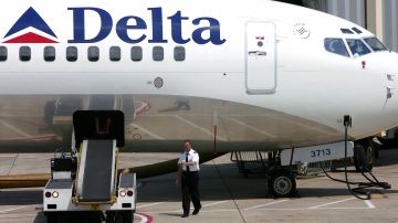 Piloto de Delta excede límite de alcohol previo a vuelo Nueva York y arrestado en Escocia