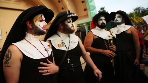 Los Dodgers homenajearán a las "Hermanas de la Indulgencia Perpetua" en su noche del orgullo LGBTQ.