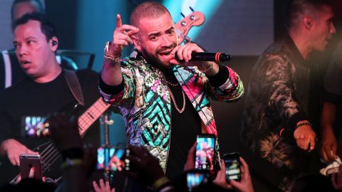 El cantante venezolano Nacho Mendoza presumió a su hijo mayor trabajando en una hamburguesería.