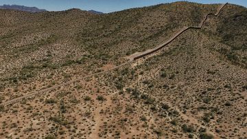 Los inmigrantes arriesgan sus vidas al cruzar la frontera entre el desierto de Altar en México y el desierto de Arizona en Estados Unidos.