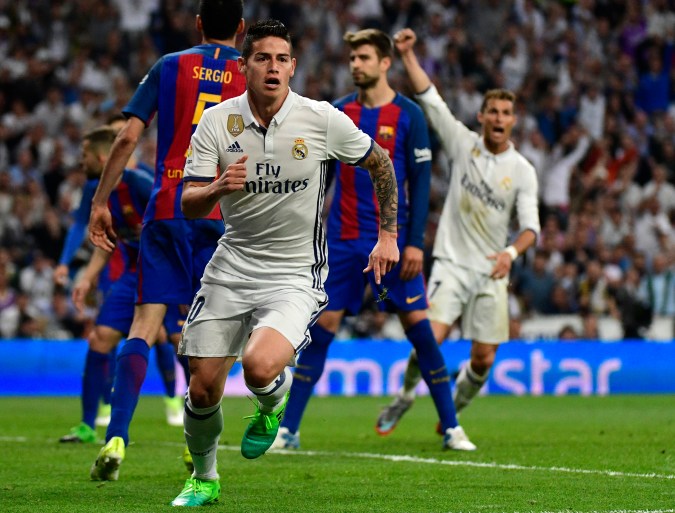 James Rodríguez celebrando un gol al FC Barcelona con Gerard Piqué de fondo. Foto: PIERRE-PHILIPPE MARCOU/AFP via Getty Images.