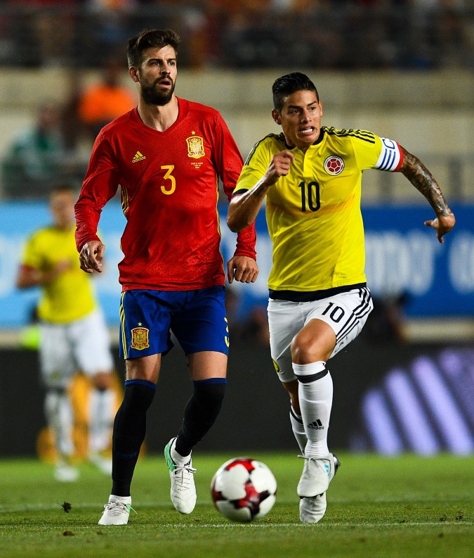 James Rodríguez y Gerard Piqué en un partido amistoso entre España y Colombia en 2017. Foto: David Ramos/Getty Images.