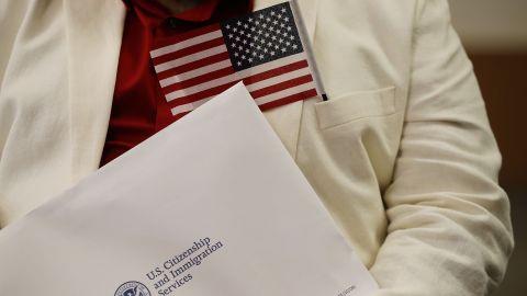 La inmigración legal a Estados Unidos es cada vez más complicada, indica reporte.