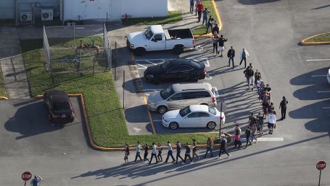 Oficial de Parkland acusado de no confrontar al tirador de la escuela fue declarado inocente