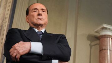 TOPSHOT - Silvio Berlusconi (R), leader of the right-wing party "Forza Italia" listens to Matteo Salvini (unseen), leader of the far-right party "Lega" speaking to the press after a meeting with Italian President Sergio Mattarella as part of consultations of political parties, on May 7, 2018 at the Quirinale palace in Rome. Italy is facing a third month of political paralysis after talks between the centre-left and the Five Star Movement over a coalition government failed to get off the ground. President Sergio Mattarella holds a fresh round of consultations "to see if the parties have other ideas for a government majority". (Photo by Tiziana FABI / AFP) (Photo by TIZIANA FABI/AFP via Getty Images)