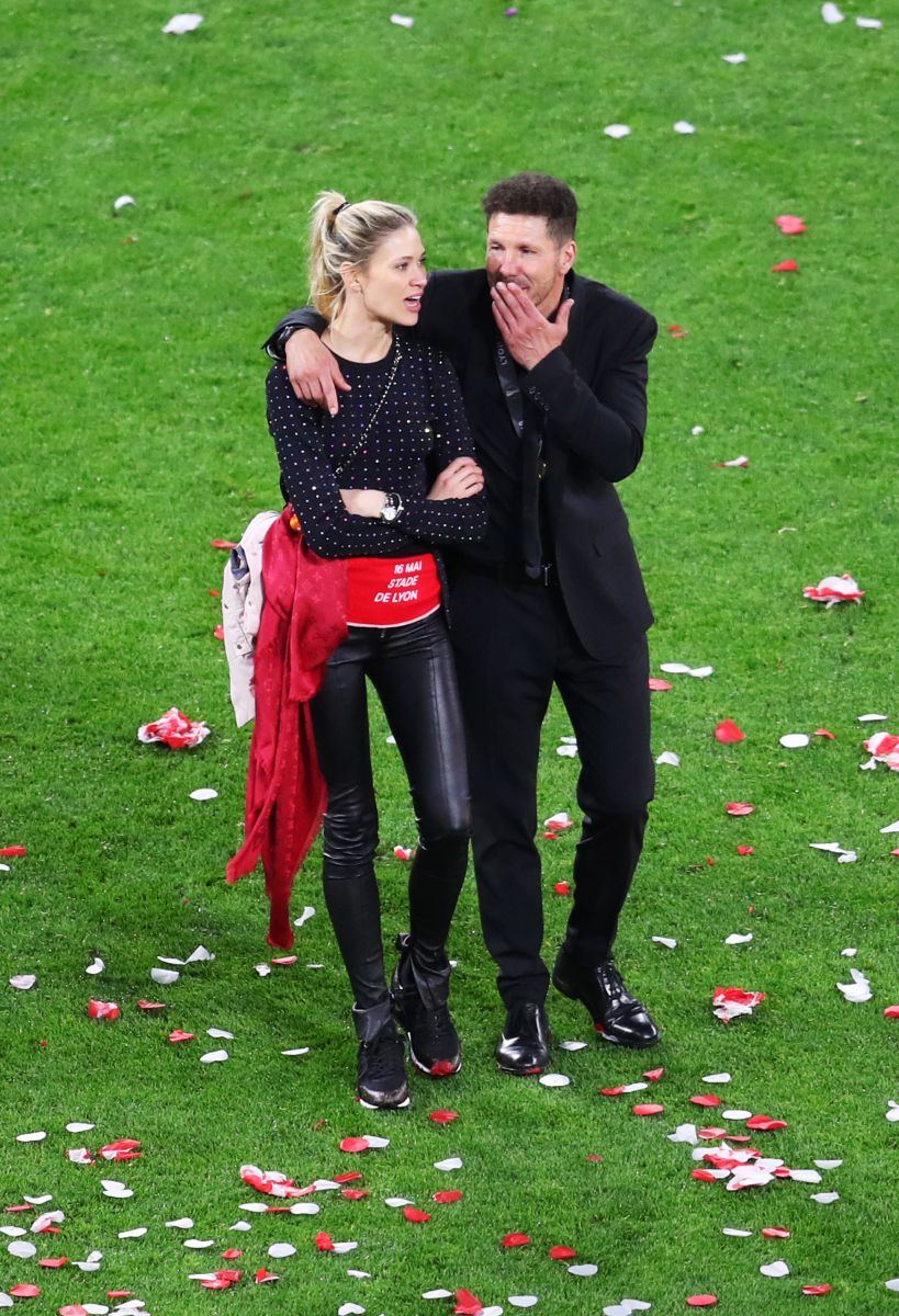 Simeone with his wife after winning the UEFA Europa League in 2016.  Photo: Katherine Iville/Getty Images).
