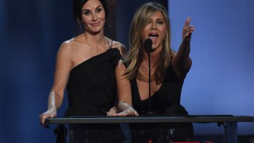 US actresses Courteney Cox (L) and Jennifer Aniston address the crowd during the 46th American Film Institute Life Achievement Award Gala at the Dolby Theatre in Hollywood on June 7, 2018. - The American Film Institute (AFI) is honoring US actor George Clooney with the 46th AFI Life Achievement Award. (Photo by VALERIE MACON / AFP) (Photo credit should read VALERIE MACON/AFP via Getty Images)
