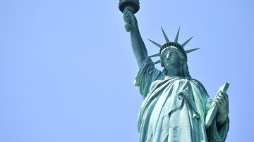 La Estatua de la Libertad está estrechamente relacionada con EE.UU. y su condición de país de migrantes.
