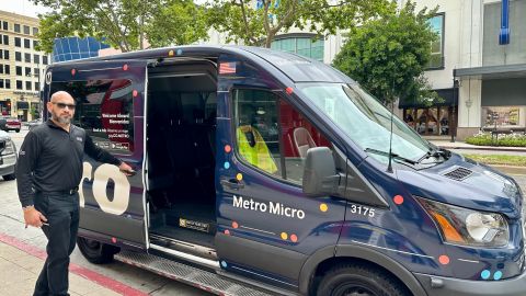 César Hernández muestra la Metro Micro que conduce de Glendale a Highland Park. (Araceli Martínez/La Opinión)