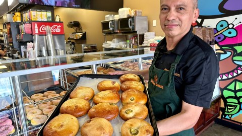 John Adi Flores creador de las donas pupusas en Los Ángeles. (Araceli Martínez/La Opinión)