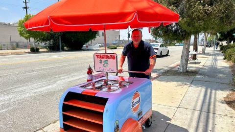Manuel González, el primer vendedor ambulante con permiso en la ciudad de Glendale, California. (Araceli Martínez/La Opinión)