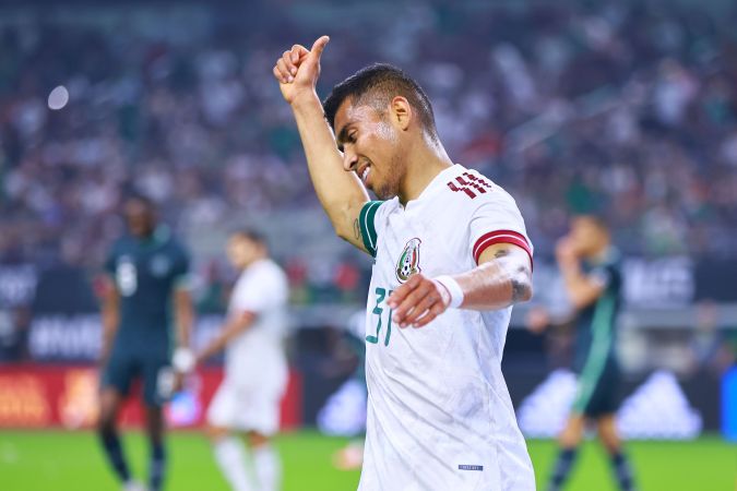 Orbelín Pineda durante un partido con la selección de México.