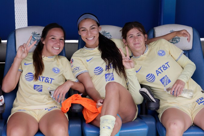 Kimberly Rodríguez, Sabrina Enciso y Nicolette Hernández, futbolistas del América femenil.