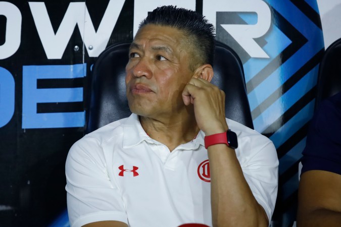 Ignacio Ambriz durante el partido de Los Diablos Rojos del Toluca, celebrado en el estadio Universitario. Foto: Imago7/ Jorge Mendoza.