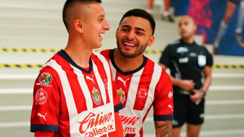 Roberto Alvarado y Alexis Vega durante un partido de Chivas.