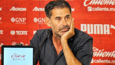 Fernando Hierro, en conferencia de prensa de las Chivas Rayadas del Guadalajara.