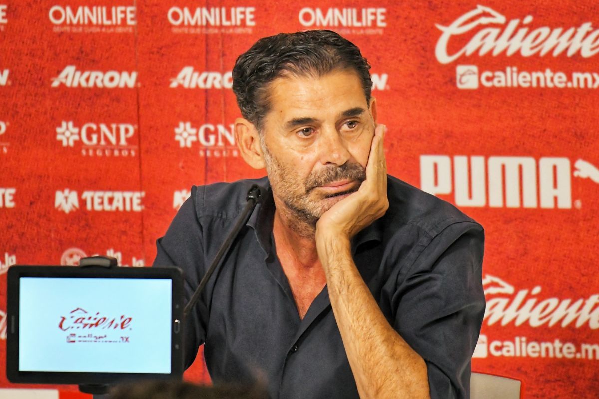 Fernando Hierro, en conferencia de prensa de las Chivas Rayadas del Guadalajara.