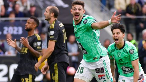 Lucas Di Yorio celebra su gol para el León en el primer tiempo.