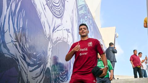 Raúl Jiménez antes de un partido de la selección mexicana.