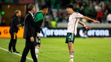 Kevin Álvarez (d) marcó uno de los goles de México en el partido amistoso contra Camerún.