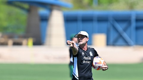 Diego Cocca entrenando a la Selección de México.