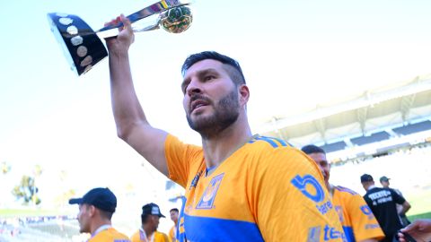 André-Pierre Gignac, mayor estrella de Tigres, con el trofeo de Campeón de Campeones.