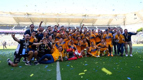 Jugadores de Tigres en festejo con el trofeo de campeón.