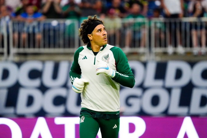 Guillermo Ochoa calentando antes de la goleada contra Honduras. Foto: Foto: Imago7.