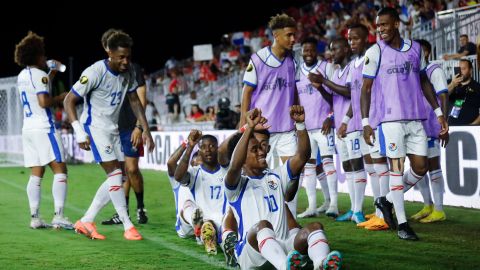 La selección de Panamá celebra un gol contra Costa Rica.