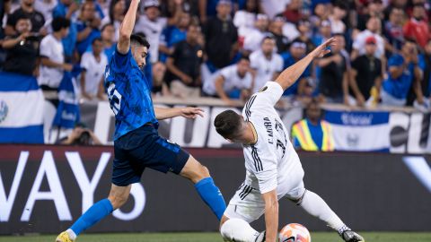 Alexander Roldán y Carlos Mora, durante el partido de fase de grupos del grupo C de la Copa Oro de la CONCACAF 2023, entre la selección de El Salvador y la selección de Costa Rica.