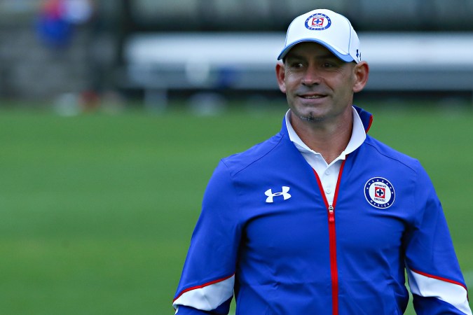Paco Jémez fue entrenador de Cruz Azul de 2016 a 2017 y aunque no calificó a la Liguilla, ganó dos torneos amistosos. Foto: Imago7/Agustin Cuevas.