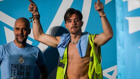 Jack Grealish y Pep Guardiola en la celebración del Manchester City.