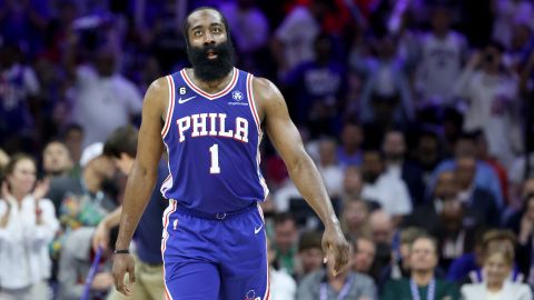 James Harden uniformado con los colores de 76ers.