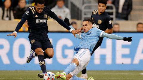 José Martínez disputa un balón con Heber del New York City.