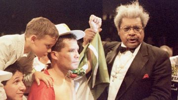 Julio César Chávez en su época de boxeador junto a Don King.