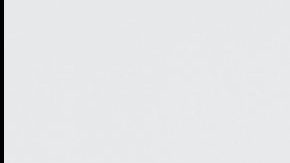 Karol G y Eva Longoria en el desfile de Jacquemus en el Paris Fashion Week 2023.