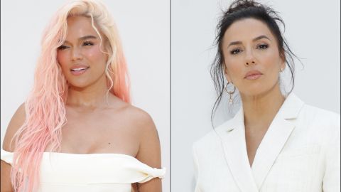 Karol G y Eva Longoria en el desfile de Jacquemus en el Paris Fashion Week 2023.