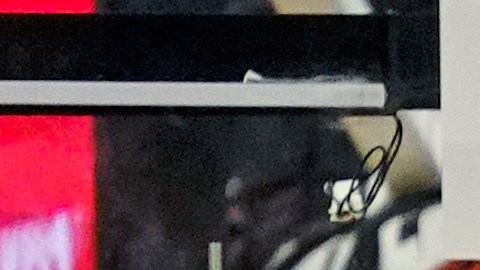 Kobe Brown completa una volcada con el uniforme de los Missouri Tigers.