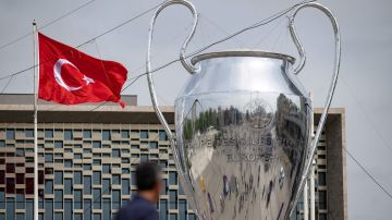La UEFA Champions League adorna las calles de Estambul.